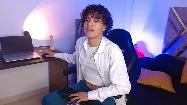 Snapshot of nickolas_moon chatting on February 20, 6:24 pm nickolas moon online show from February 20, 6:24 pm