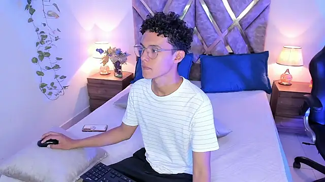 Snapshot of nickolas_moon chatting on October 15, 7:55 pm nickolas moon online show from October 15, 7:55 pm