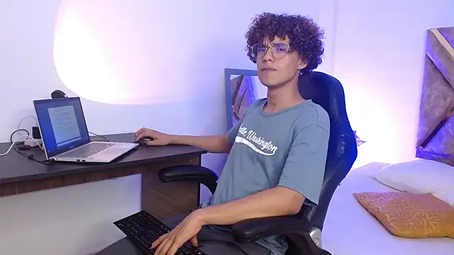 Snapshot of nickolas_moon chatting on February 14, 12:19 am nickolas moon online show from February 14, 12:19 am