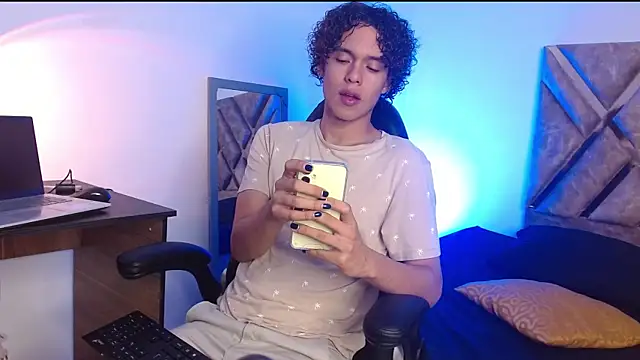 Snapshot of nickolas_moon chatting on February 26, 3:43 pm nickolas moon online show from February 26, 3:43 pm