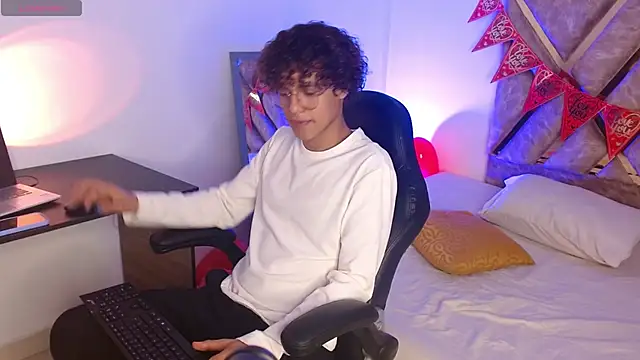 Snapshot of nickolas_moon chatting on February 17, 2:49 pm nickolas moon online show from February 17, 2:49 pm