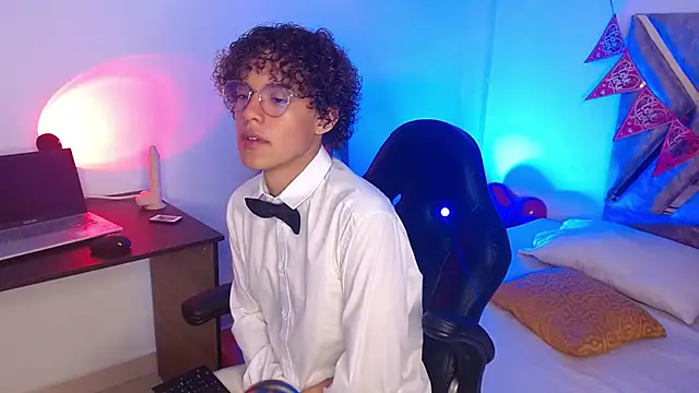 Snapshot of nickolas_moon chatting on February 18, 2:49 pm nickolas moon online show from February 18, 2:49 pm