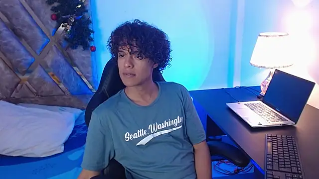 Snapshot of nickolas_moon chatting on December 28, 10:02 pm nickolas moon online show from December 28, 10:02 pm