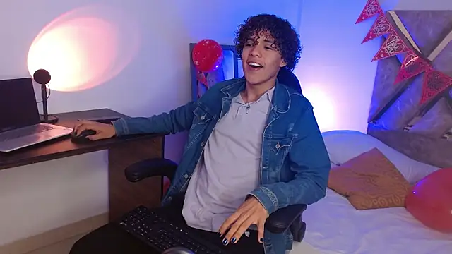 Snapshot of nickolas_moon chatting on February 16, 7:16 pm nickolas moon online show from February 16, 7:16 pm