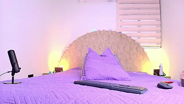 anisha x online show from December 5, 7:45 pm