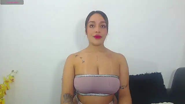 Snapshot of RenataBrown chatting on April 25, 9:45 am RenataBrown online show from April 25, 9:45 am