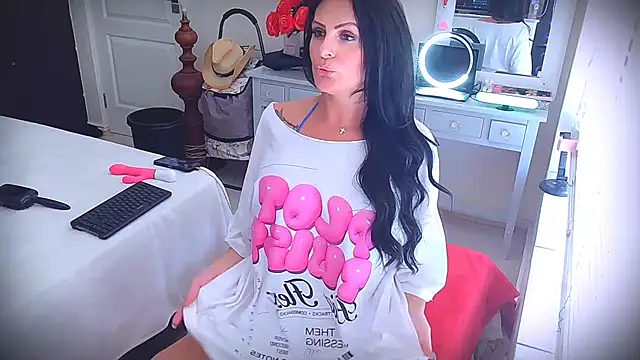 Snapshot of Luscious_angell chatting on February 4, 10:21 am Luscious angell online show from February 4, 10:21 am