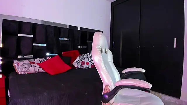 Tasha Sant online show from November 4, 8:23 pm