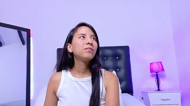 Skinny hottie18 online show from November 11, 8:25 pm