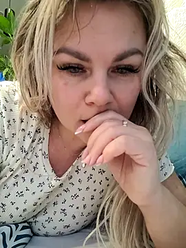 candy queeen online show from November 25, 6:25 am