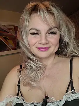 Snapshot of candy_queeen chatting on February 8, 9:34 pm candy queeen online show from February 8, 9:34 pm