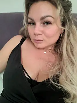 candy queeen online show from October 12, 4:47 am