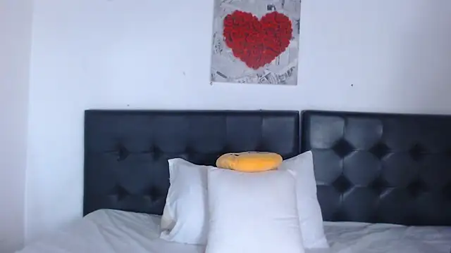 Snapshot of Amara_Red chatting on October 1, 11:14 am Amara Red online show from October 1, 11:14 am