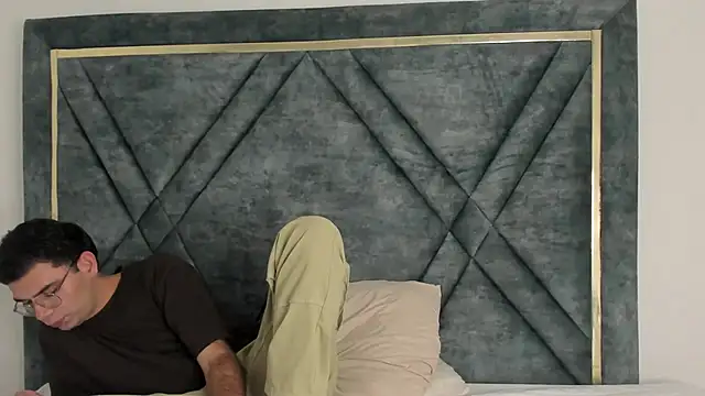 Ari sunshine  online show from December 14, 9:20 pm