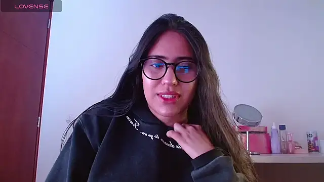 Snapshot of Paris-love chatting on December 6, 4:41 am Paris-love online show from December 6, 4:41 am