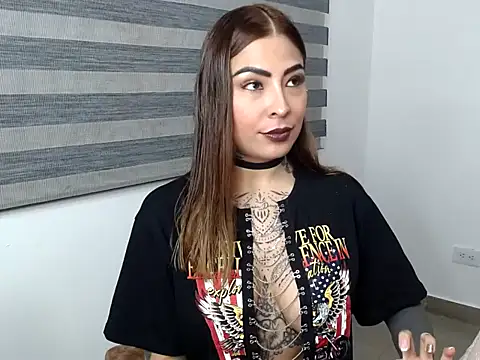 Snapshot of EmiliMontero chatting on November 4, 1:42 am EmiliMontero online show from November 4, 1:42 am