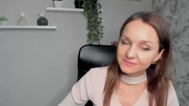 Snapshot of AliciaDesire chatting on February 20, 5:52 pm AliciaDesire online show from February 20, 5:52 pm