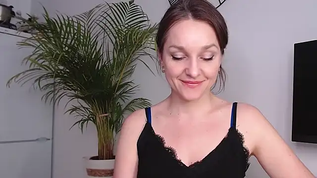 Snapshot of AliciaDesire chatting on February 11, 10:36 am AliciaDesire online show from February 11, 10:36 am