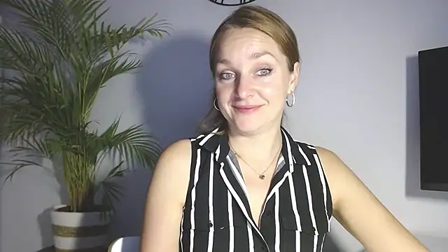 Snapshot of AliciaDesire chatting on December 3, 7:19 am AliciaDesire online show from December 3, 7:19 am