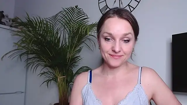 Snapshot of AliciaDesire chatting on February 12, 6:30 pm AliciaDesire online show from February 12, 6:30 pm