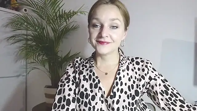 Snapshot of AliciaDesire chatting on December 4, 6:56 am AliciaDesire online show from December 4, 6:56 am