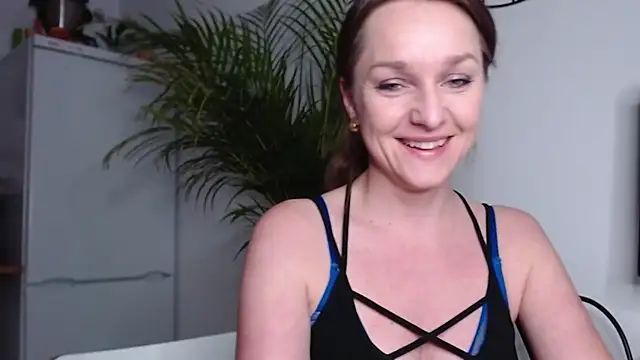 Snapshot of AliciaDesire chatting on February 13, 5:54 pm AliciaDesire online show from February 13, 5:54 pm