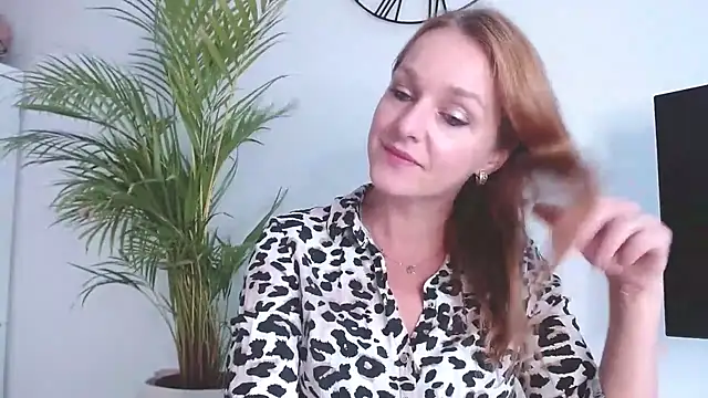 Snapshot of AliciaDesire chatting on October 28, 1:54 pm AliciaDesire online show from October 28, 1:54 pm