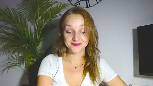 Snapshot of AliciaDesire chatting on November 17, 3:27 pm AliciaDesire online show from November 17, 3:27 pm