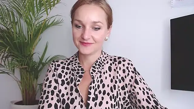Snapshot of AliciaDesire chatting on September 26, 6:42 am AliciaDesire online show from September 26, 6:42 am
