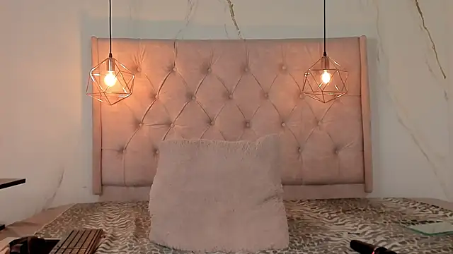 Snapshot of zamira_44 chatting on December 2, 1:35 pm zamira 44 online show from December 2, 1:35 pm