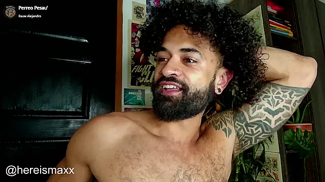 Snapshot of MaxG__ chatting on January 1, 12:11 am MaxG online show from January 1, 12:11 am