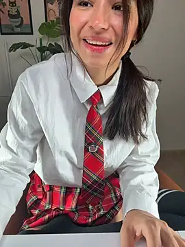 Snapshot of Adriennesexxx chatting on May 22, 9:29 am Adriennesexxx online show from May 22, 9:29 am