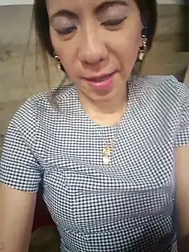 Lunababymylove online show from April 4, 11:22 pm