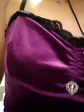 Snapshot of Lunababymylove chatting on October 31, 1:35 am Lunababymylove online show from October 31, 1:35 am