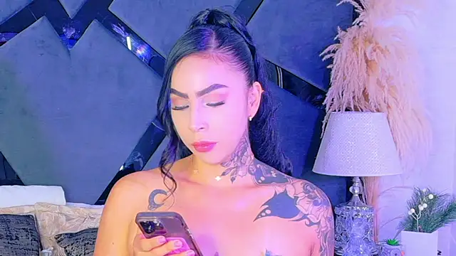 GiahDaniels online show from July 9, 5:45 pm