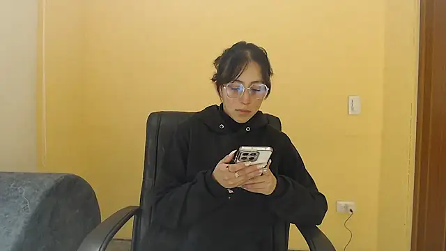 Snapshot of ling_ling24 chatting on October 18, 3:08 am ling ling24 online show from October 18, 3:08 am