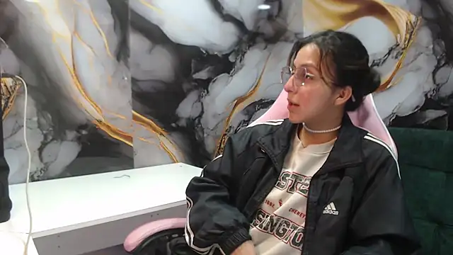 Snapshot of ling_ling24 chatting on October 20, 3:41 am ling ling24 online show from October 20, 3:41 am