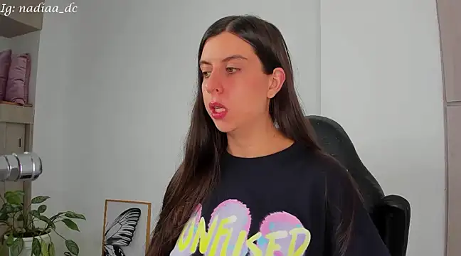 Nadiaa  online show from February 15, 3:31 am