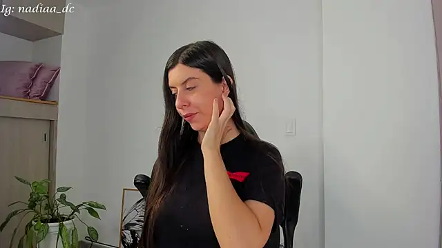 Nadiaa  online show from February 13, 2:56 am