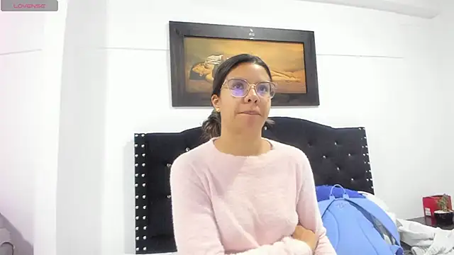 Snapshot of Vahiolet_smith chatting on December 17, 3:22 am Vahiolet smith online show from December 17, 3:22 am