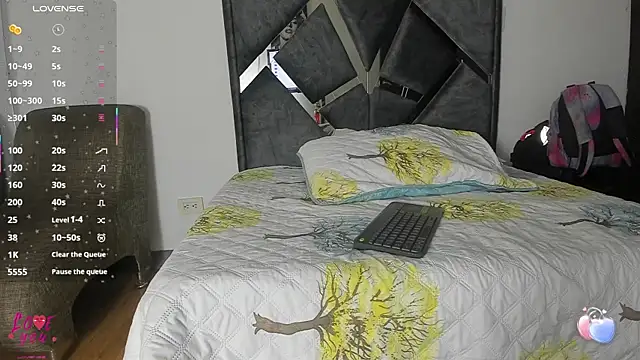 Snapshot of Vahiolet_smith chatting on November 7, 3:22 am Vahiolet smith online show from November 7, 3:22 am