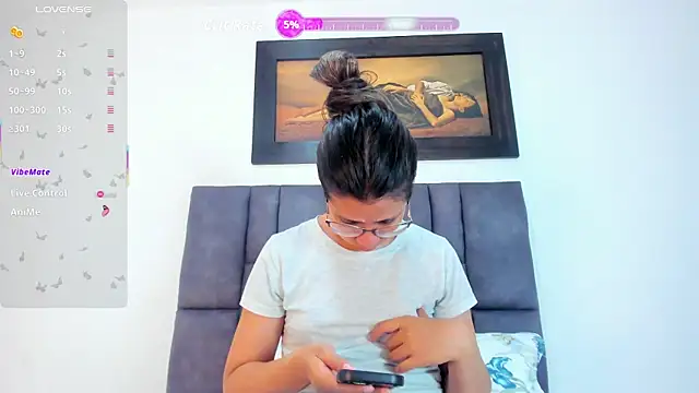 Snapshot of Vahiolet_smith chatting on May 28, 3:14 am Vahiolet smith online show from May 28, 3:14 am