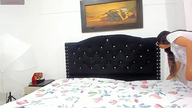 Snapshot of Vahiolet_smith chatting on December 5, 3:27 am Vahiolet smith online show from December 5, 3:27 am