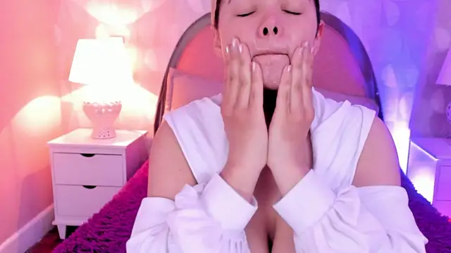 Snapshot of angeline_teen chatting on June 24, 12:15 pm angeline teen online show from June 24, 12:15 pm