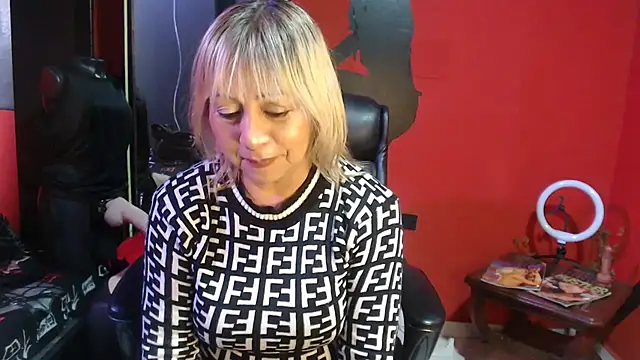 Snapshot of KLOE_PIELL chatting on November 27, 8:09 pm KLOE PIELL online show from November 27, 8:09 pm