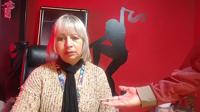 Snapshot of KLOE_PIELL chatting on December 13, 8:04 pm KLOE PIELL online show from December 13, 8:04 pm