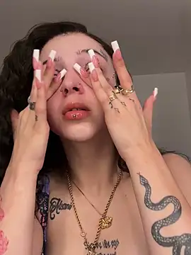 exoticmisfitt online show from March 31, 5:31 am