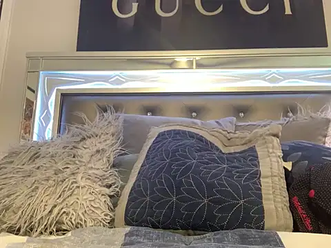 Snapshot of BubbaATL chatting on October 4, 6:04 am BubbaATL online show from October 4, 6:04 am