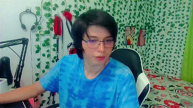 Snapshot of Andy_gray chatting on April 19, 6:10 pm Andy gray online show from April 19, 6:10 pm