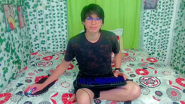 Snapshot of Andy_gray chatting on April 23, 12:11 pm Andy gray online show from April 23, 12:11 pm